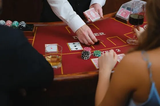 Transmisja finału turnieju pokerowego w eleganckim barze