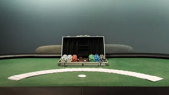 Notatnik ze szkicami strategii pokerowej, karty i żetony