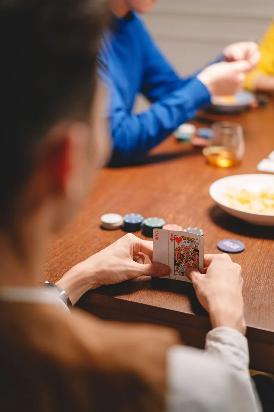 Stół pokerowy, notatnik i żetony podczas spotkania strategicznego w Royal Assembly Hall